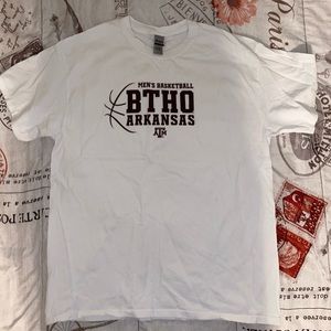 Mens basketball BTHO Arkansas T-Shirt size large.
